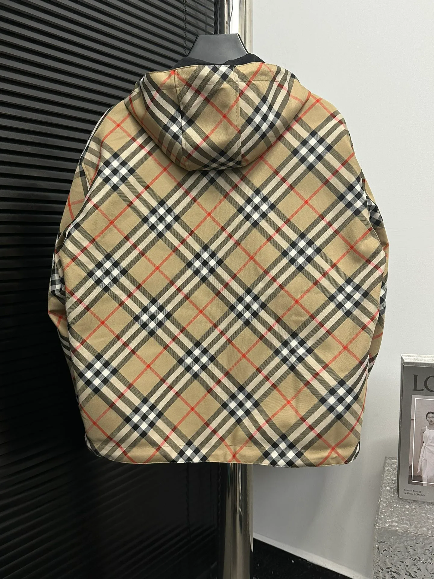 【Burberry】BBR 、 、 、 ， Breathable 、 ； Wear-Resistant . 。 、 ， ， 、 。 、 ， ： ， Classic ， ➕ ， “ ” ， ， 。 Size：S M L XL
